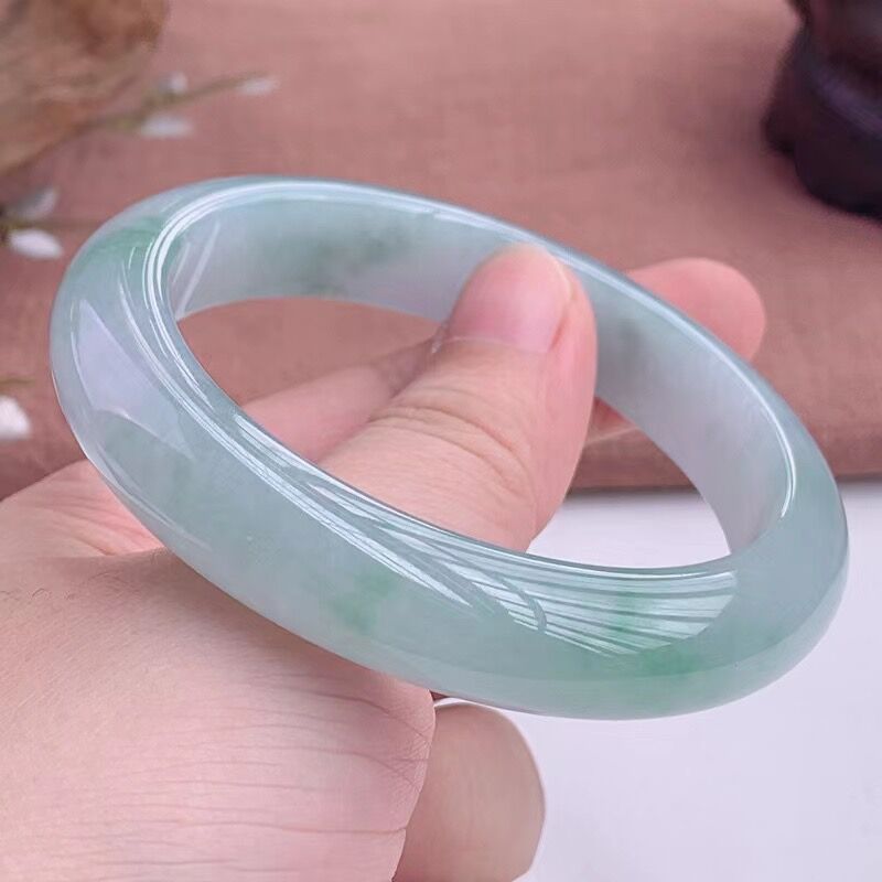 Lighting & Home Decor Studio Photos - Brazalete de jadeíta de Myanmar, monocromático,