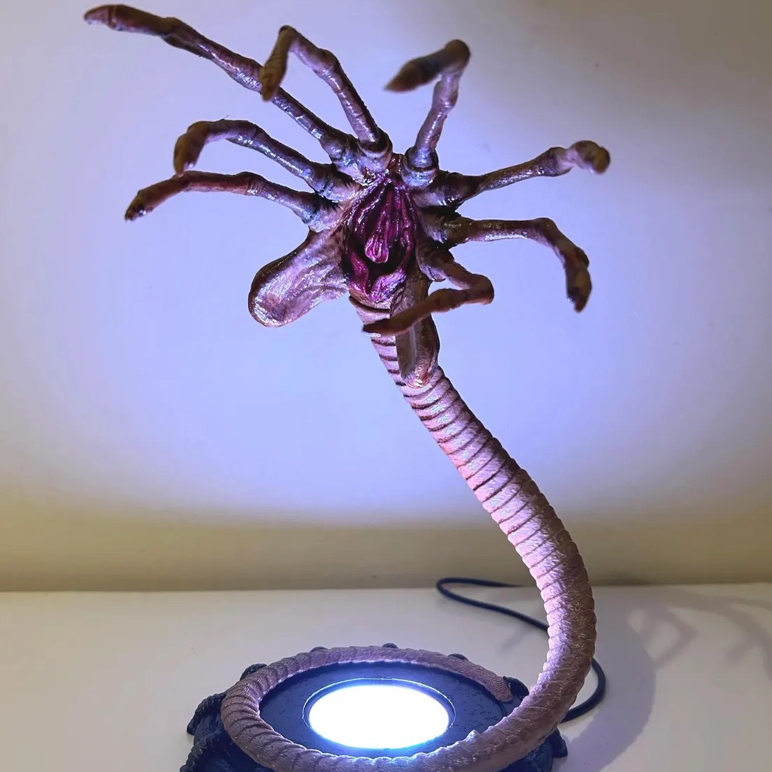 Lámpara Alien Facehugger, Luz  - Home Lighting And Decor reseña y precio
