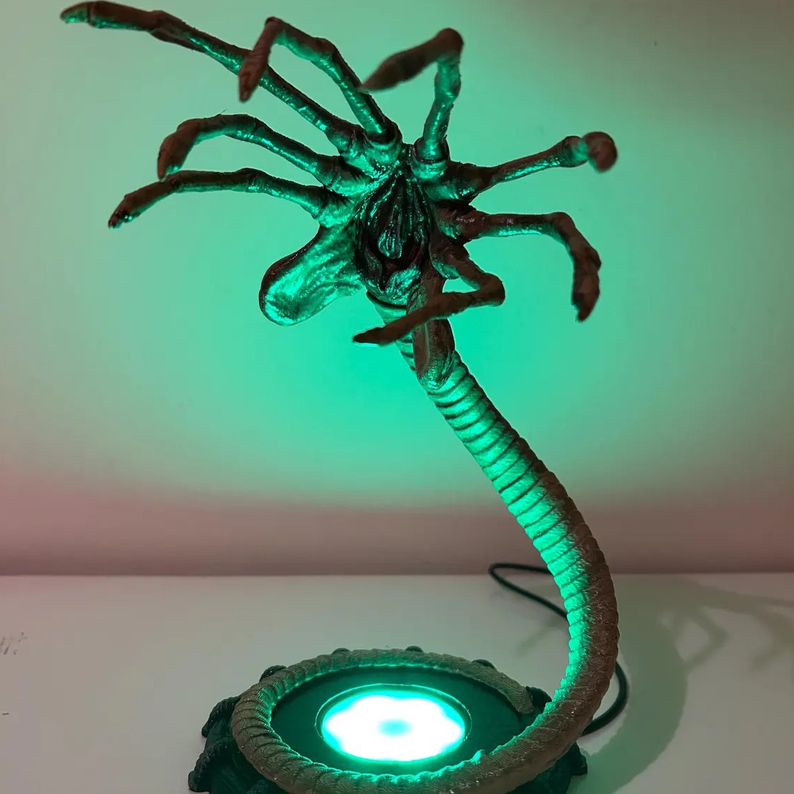 Lámpara Alien Facehugger, Luz  - Home Lighting And Decor reseña y precio