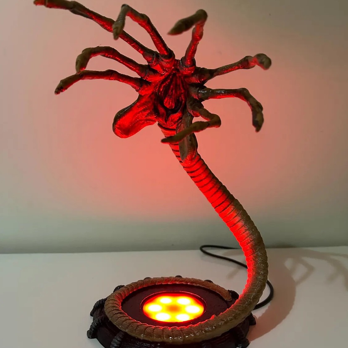 Lámpara Alien Facehugger, Luz  - Home Lighting And Decor reseña y precio